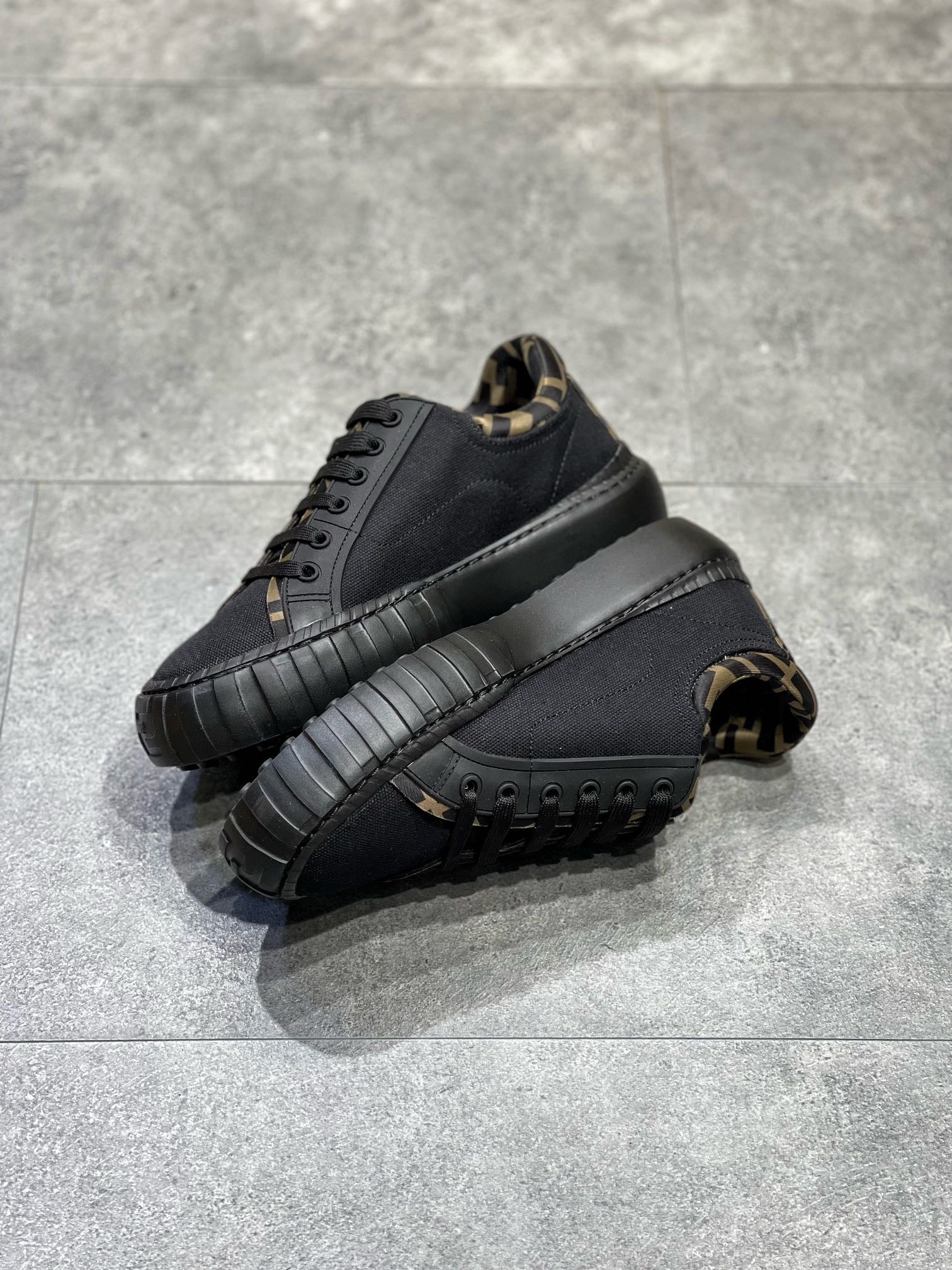 FEN Sneakers