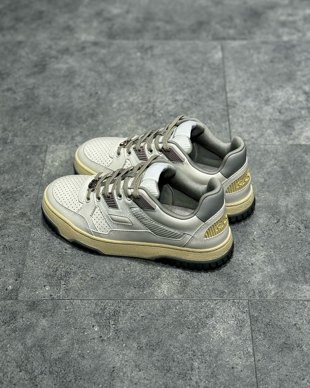 GUC Sneakers