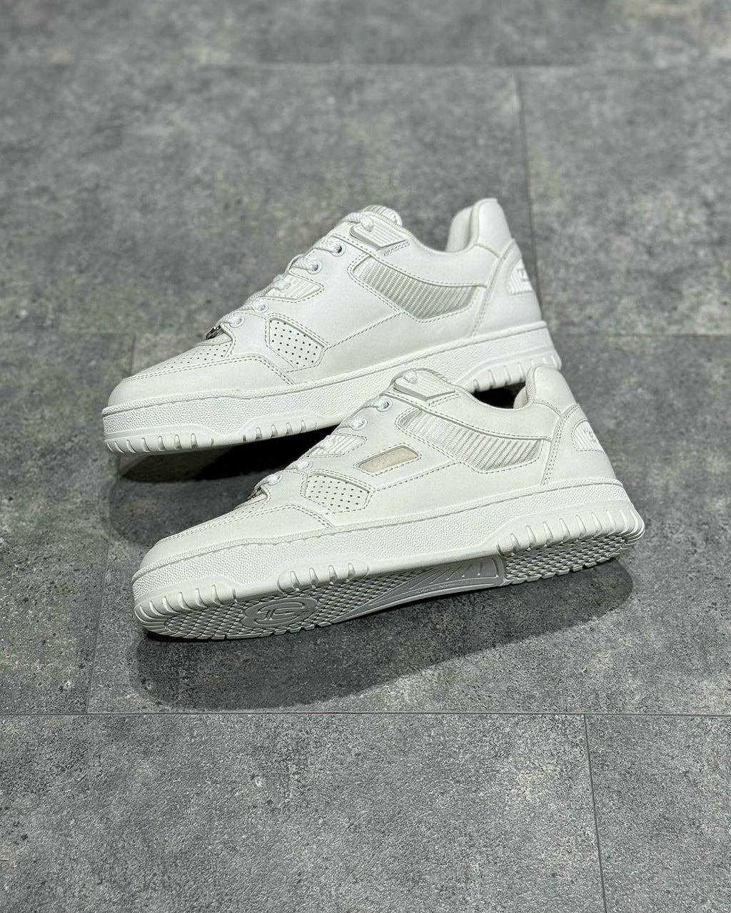 GUC Sneakers