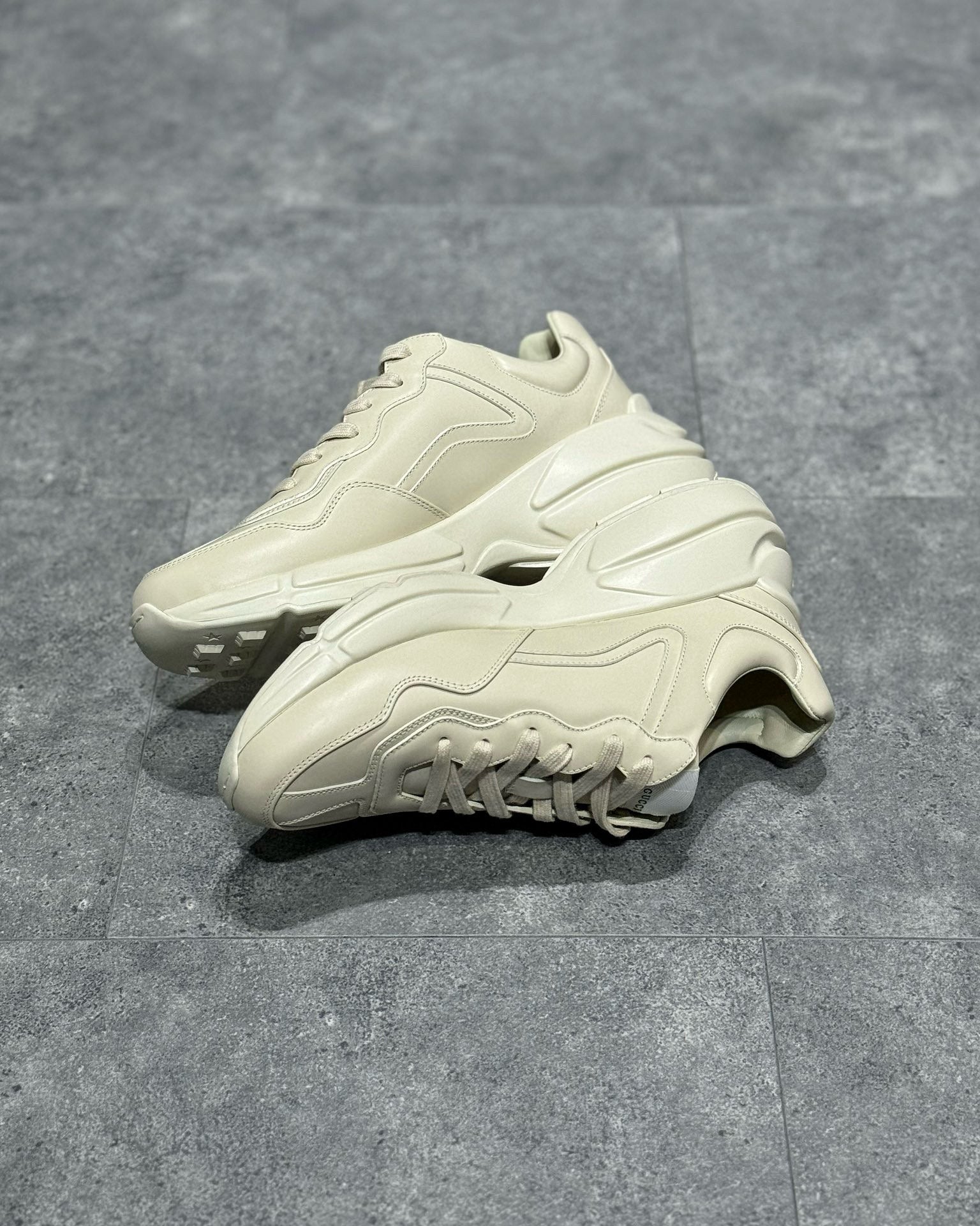 GUC Sneakers
