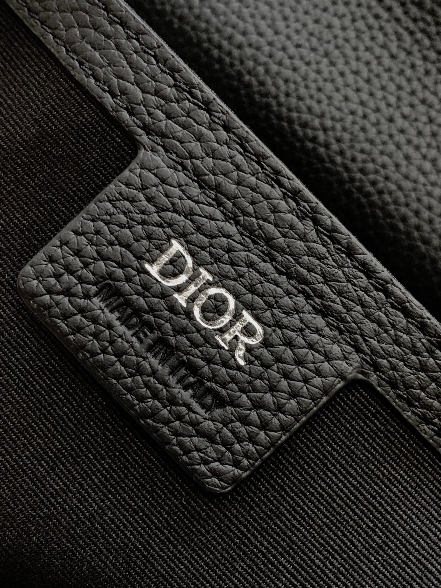 DIO Oblique Messenger Bag