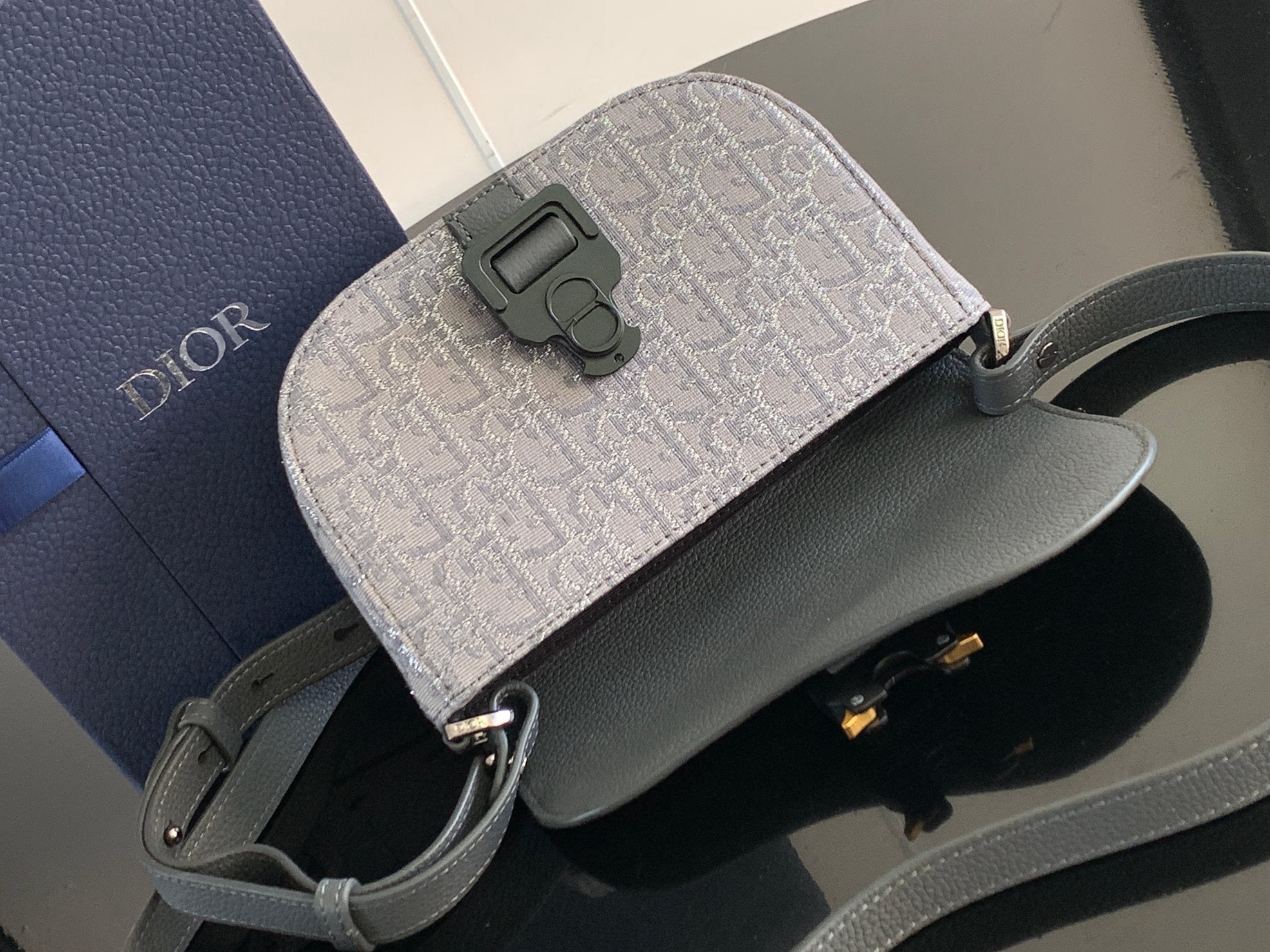DIO Oblique Messenger Bag