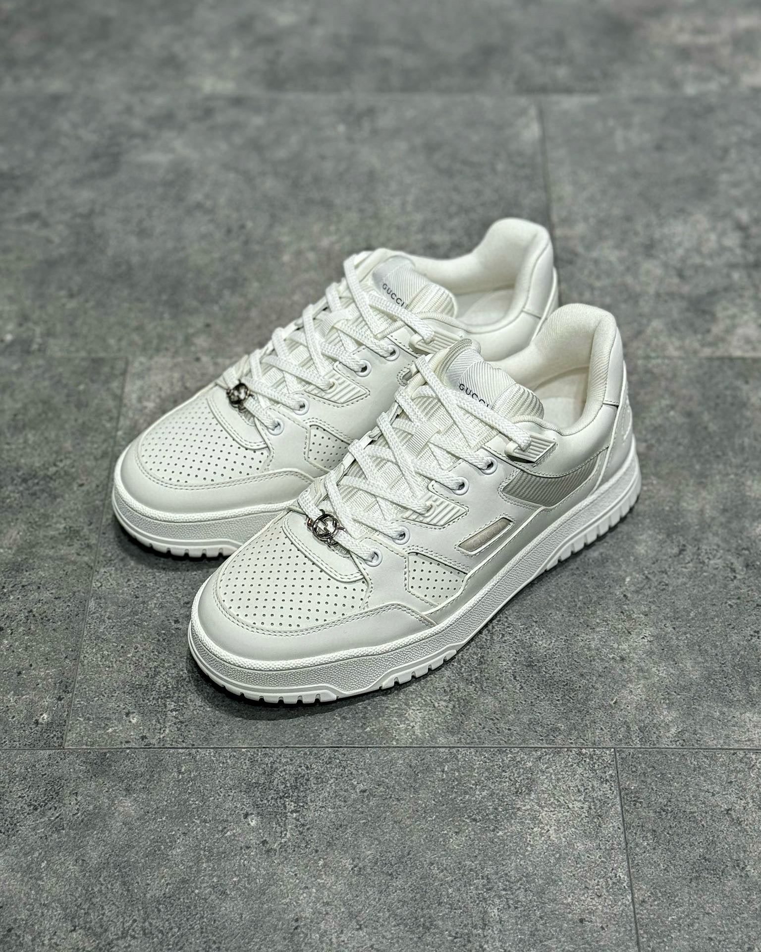 GUC Sneakers