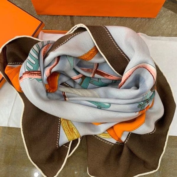 HERM Beige Projets Carres Shawl 140